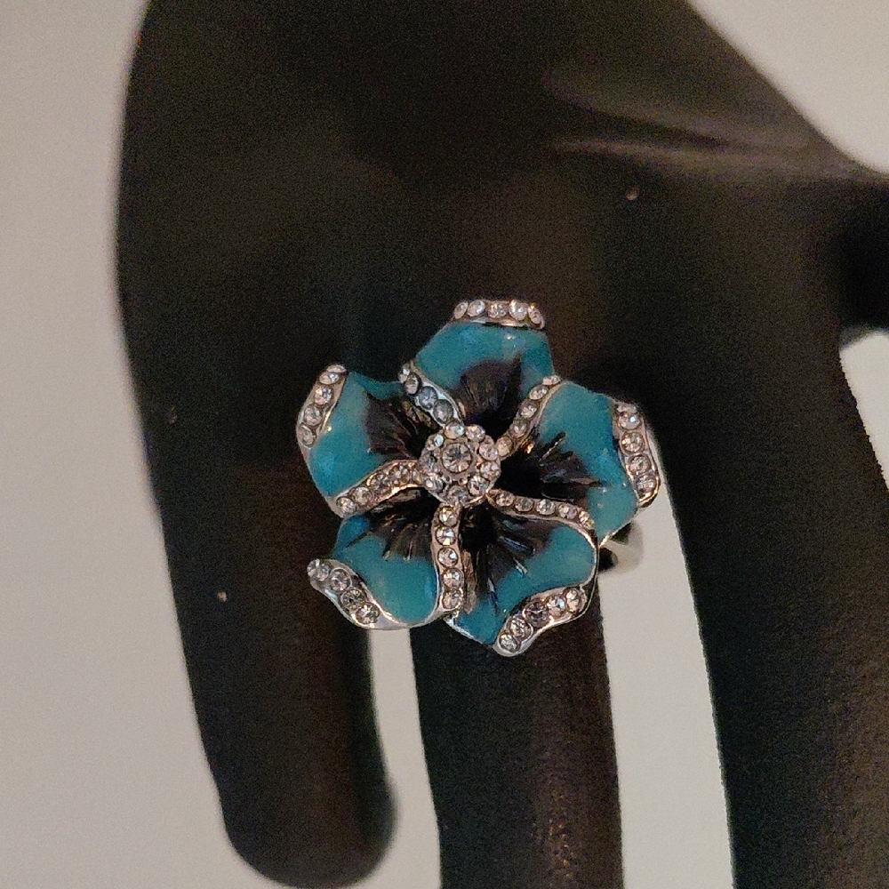Avon Silver and Blue Floral Ring